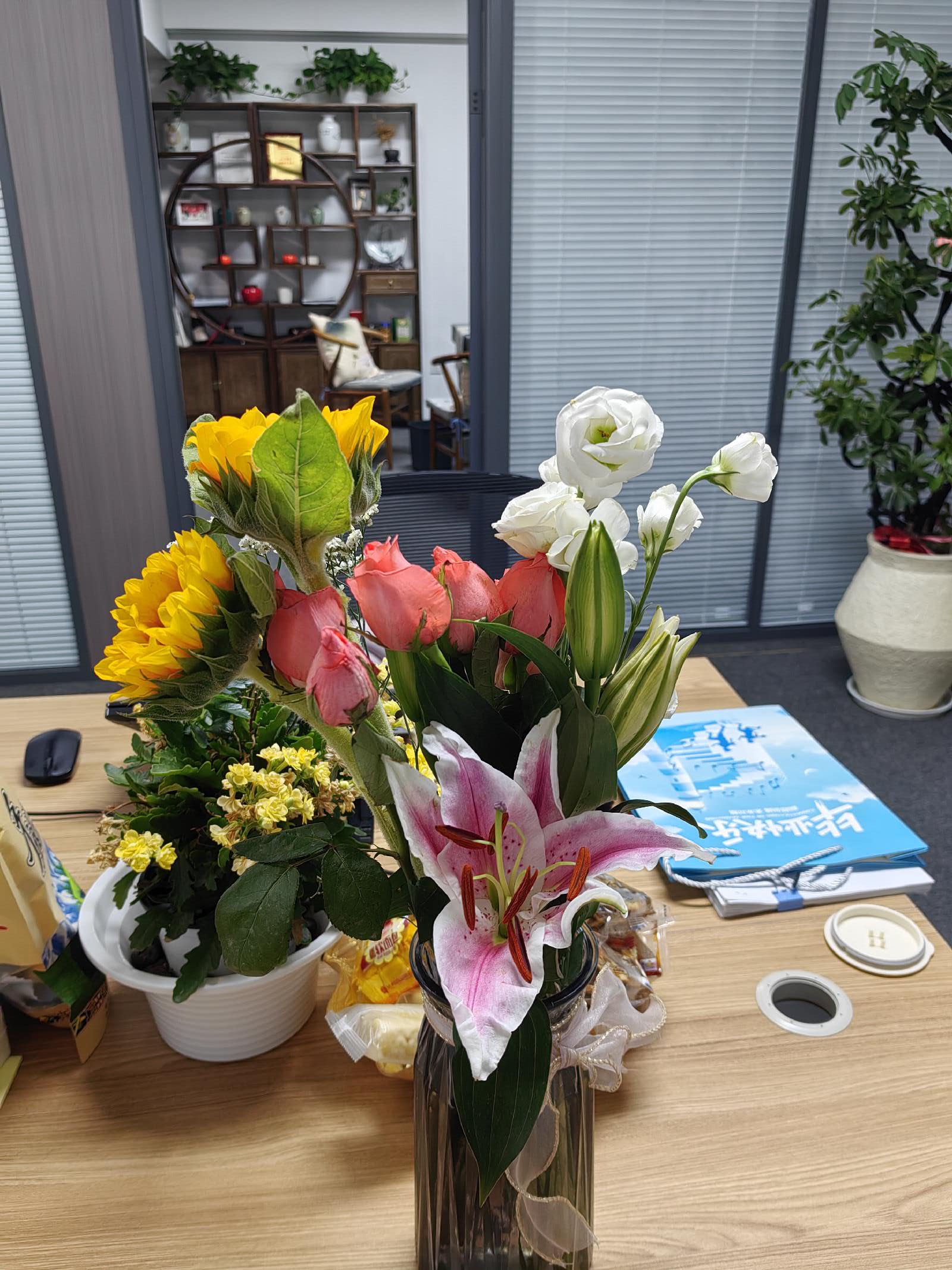 办公一隅的鲜花与绿植